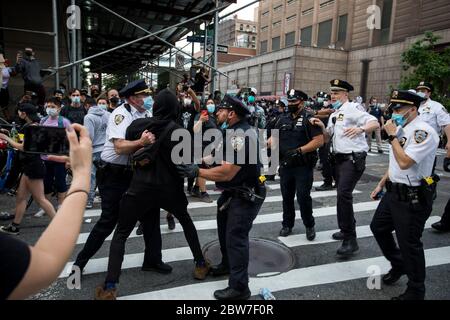 New York, Stati Uniti. 29 maggio 2020. La polizia arresta un protestante a New York, Stati Uniti, il 29 maggio 2020. I newyorkesi hanno continuato a protestare per la morte di George Floyd mentre centinaia di persone sono scese in strada a Manhattan venerdì per esprimere la loro rabbia nei confronti della brutalità e del razzismo della polizia. Credit: Michael Nagle/Xinhua/Alamy Live News Foto Stock