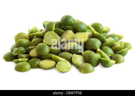 Pila di piselli spezzati verdi essiccati isolati su bianco. Foto Stock