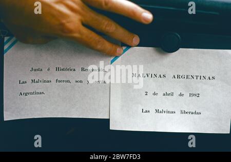 Handout che sostiene che le Isole Falkland rimangono parte dell'Argentina durante la guerra delle Falklands, 02 maggio 1982, Miraflores, Lima, Perù, America del Sud Foto Stock