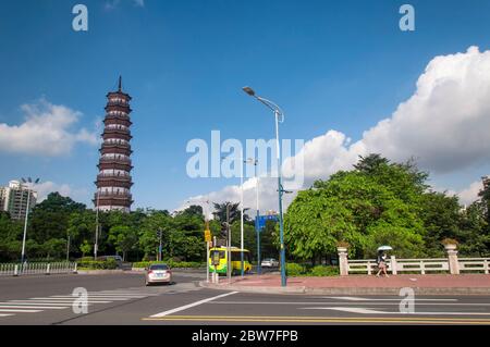 Guangzhou, Cina. 23 giugno 2016. Chigang Pagoda che si erge sopra gli alberi contro un cielo blu vicino a un edificio di appartamenti a Guangzhou Cina, Guangdong pr Foto Stock