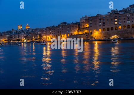 Tramonto nella città fortificata di Birgu aka Vittoriosa, Malta Foto Stock