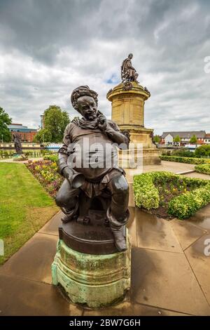 Una statua del personaggio Falstaff e William Shakespeare sull'apice del Gower Monument, Bancroft Gardens, Stratford Upon Avon, Inghilterra Foto Stock