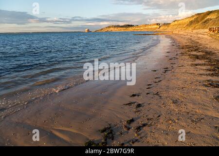 Spiaggia a Colwell Bay con Fort Albert in lontananza, Isola di Wight, Inghilterra, Regno Unito Foto Stock