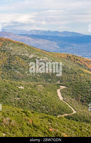 Strada vuota di montagna curvy, regione di Xanthi, Grecia del Nord. Vista ad angolo alto, giorno frizzante del tardo autunno, fotografia di viaggio Foto Stock