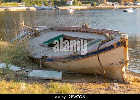 Pomeriggio a Kea (Tzia) isola in Grecia. Relitto in barca sul mare. Altre barche sul backgrownd, nel mare. E' ora d'oro con colori caldi. Foto Stock