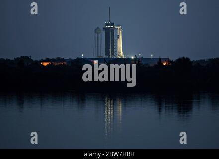 Cape Canaveral, Stati Uniti d'America. 30 maggio 2020. Il razzo SpaceX Falcon 9 che porta la navicella spaziale Crew Dragon al complesso di lancio 39A all'alba del giorno di lancio al Kennedy Space Center 30 maggio 2020 a Cape Canaveral, Florida. La missione SpaceX Demo-2 della NASA farà un secondo tentativo al lancio del 30 maggio come primo lancio commerciale che porterà astronauti alla Stazione spaziale Internazionale. Credit: Joel Kowsky/NASA/Alamy Live News Foto Stock