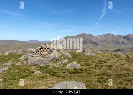 Il vertice di Hard Knott e la vista verso il lato sleight, SCA Fell e Scafell Pike, Lake District, Cumbria, Regno Unito Foto Stock