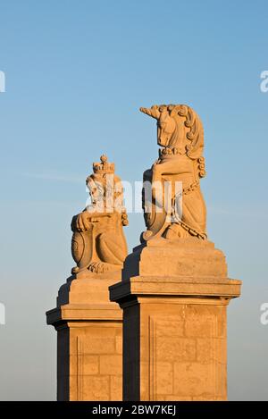 La Commissione delle tombe di guerra del commonwealth (CWGC) Royal Naval War Memorial (cenotaph) sul lungomare di Southsea a Portsmouth, Inghilterra, Regno Unito. Foto Stock