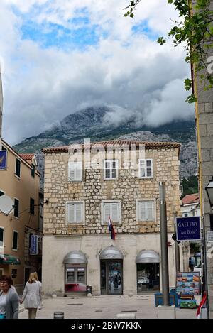 MAKARSKA, CROAZIA - 1 MAGGIO 2019 - la famosa e bella città di Makarska in Dalmazia popolare destinazione turistica in Dalmazia. Croazia Foto Stock