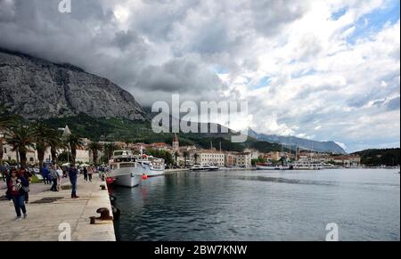 MAKARSKA, CROAZIA - 1 MAGGIO 2019 - la famosa e bella città di Makarska in Dalmazia popolare destinazione turistica in Dalmazia. Croazia Foto Stock