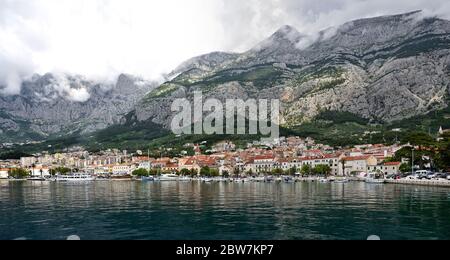 MAKARSKA, CROAZIA - 1 MAGGIO 2019 - la famosa e bella città di Makarska in Dalmazia popolare destinazione turistica in Dalmazia. Croazia Foto Stock