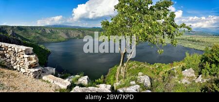 Lago chiamato Prolosko blato nella parte continentale della croazia meridionale. Questa parte è speciale per il terreno calcareo che risulta in molti piccoli laghi che ap Foto Stock