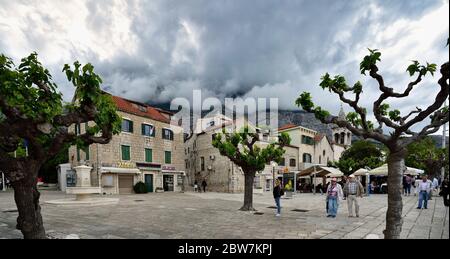 MAKARSKA, CROAZIA - 1 MAGGIO 2019 - la famosa e bella città di Makarska in Dalmazia popolare destinazione turistica in Dalmazia. Croazia Foto Stock