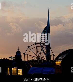 Ammira il tramonto della cattedrale di Portsmouth, la Spinnaker Tower e una zona fieristica di Southsea Common, tratta dal Royal Naval War Memorial Foto Stock