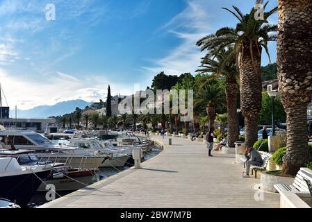 BRELA, CROAZIA - 3 MAGGIO 2019 - la passerella nel porto di Brela. La riviera di Makarska in Croazia è famosa per le sue splendide spiagge di ciottoli e per la cr Foto Stock