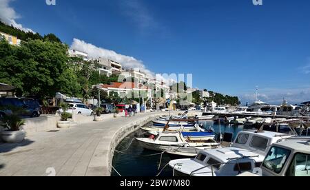 BRELA, CROAZIA - 3 MAGGIO 2019 - la passerella nel porto di Brela. La riviera di Makarska in Croazia è famosa per le sue splendide spiagge di ciottoli e per la cr Foto Stock