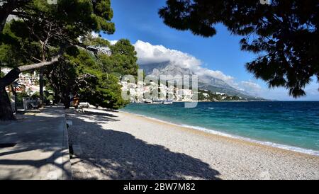 BRELA, CROAZIA - 3 MAGGIO 2019 - la passerella nel porto di Brela. La riviera di Makarska in Croazia è famosa per le sue splendide spiagge di ciottoli e per la cr Foto Stock