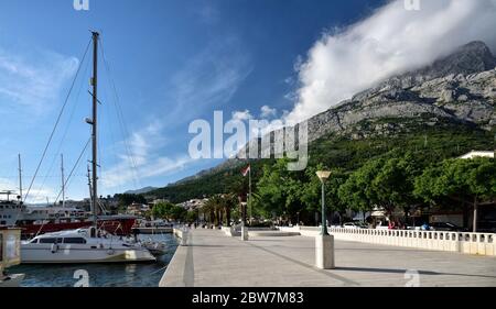 BRELA, CROAZIA - 3 MAGGIO 2019 - la passerella nel porto di Brela. La riviera di Makarska in Croazia è famosa per le sue splendide spiagge di ciottoli e per la cr Foto Stock