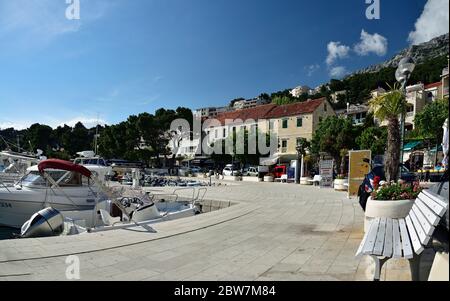 BRELA, CROAZIA - 3 MAGGIO 2019 - la passerella nel porto di Brela. La riviera di Makarska in Croazia è famosa per le sue splendide spiagge di ciottoli e per la cr Foto Stock