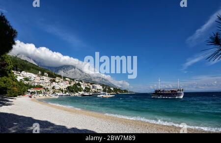 BRELA, CROAZIA - 3 MAGGIO 2019 - la spiaggia di Soline a Brela città. La riviera di Makarska in Croazia è famosa per le sue splendide spiagge di ciottoli e cristallo Foto Stock