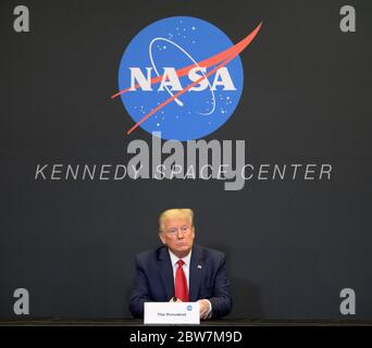 Il presidente degli Stati Uniti Donald Trump partecipa a una dimostrazione SpaceX Mission 2 lancio briefing presso il Neil Armstrong Operations and Checkout Building dopo la partenza degli astronauti della NASA Robert Behnken e Douglas Hurley per il complesso di lancio 39A a bordo di una navicella spaziale SpaceX Crew Dragon per il lancio, Al Kennedy Space Center 27 maggio 2020 a Cape Canaveral, Florida. La missione è stata spazzata 16 minuti prima del lancio a causa delle condizioni meteorologiche e ci si riproverà il 30. Foto Stock