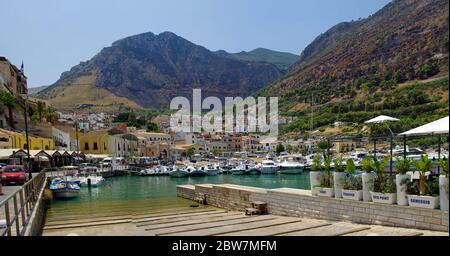 CASTELLMARE DEL GOLFO, ITALIA - 09 AGOSTO 2017: Vista di Castellammare del Golfo con il suo porticciolo con barche da pesca e yacht in estate in Sicilia, i Foto Stock