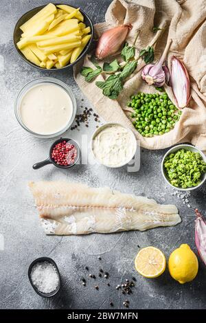 British Pesce e patatine ingredienti birra paster, potatoe, salsa tartaro, piselli minati, limone , scalogno, menta, aglio, sale, pepe corn, merluzzo pesce a. Foto Stock