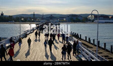 SOPOT, POLONIA: 30 SETTEMBRE 2017: Turisti che camminano sul molo di legno il 30 settembre 2017 a Sopot, Polonia. Foto Stock