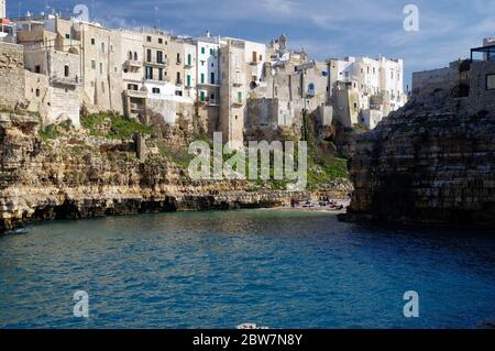 POLIGNANO A MARE, ITALIA - 29 MARZO 2018: Suggestiva vista panoramica su scogliere spettacolari con grotte che si innalzano dal mare Adriatico a Polignano a Mare, Pugl Foto Stock