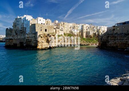 POLIGNANO A MARE, ITALIA - 29 MARZO 2018: Suggestiva vista panoramica su scogliere spettacolari con grotte che si innalzano dal mare Adriatico a Polignano a Mare, Pugl Foto Stock