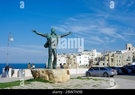 POLIGNANO A MARE, ITALIA - 29 MARZO 2018: 'Fly' - il monumento di Domenico Modugno nel centro di Polignano a Mare, Puglia, Italia. Foto Stock