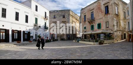 POLIGNANO A MARE, ITALIA - 29 MARZO 2018: La piazza principale con case in affito e ristoranti eleganti nel centro di Polignano a Mare Foto Stock