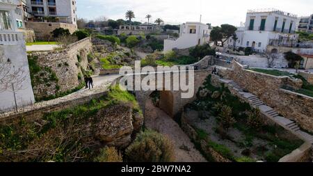 POLIGNANO A MARE, ITALIA - 29 MARZO 2018: Le antiche mura difensive in pietra di Polignano a Mare, Puglia, Italia. Foto Stock