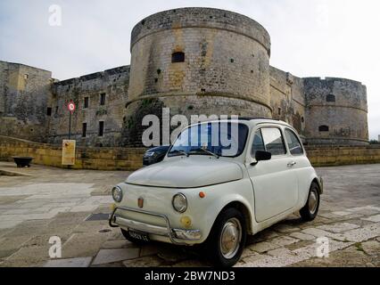 OTRANTO, PUGLIA ,ITALIA - 30 MARZO 2018: Fiat Cinquecento classico di fronte al Castello Aragonese medievale di Otranto, Puglia, Italia Foto Stock