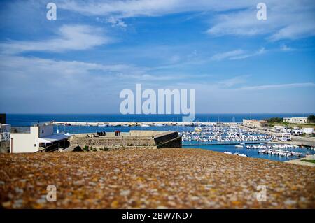 OTRANTO, PUGLIA ,ITALIA - 30 MARZO 2018: Un meraviglioso paesaggio urbano di Otranto marina dalle mura del medievale Castello Aragonese di Otranto, Puglia, Italia Foto Stock