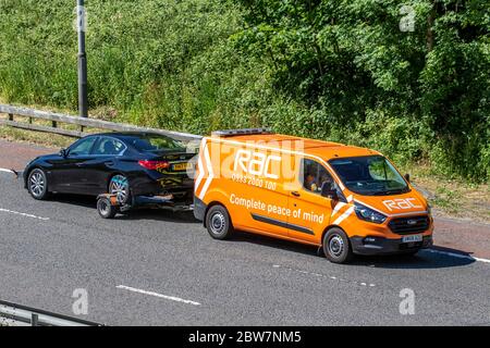 Veicolo di soccorso stradale RAC 24ht per il traino di un veicolo guasto 2017 Infiniti Q50 se D Auto su rimorchio sull'autostrada M6, Regno Unito veicoli in movimento per il traffico veicolare, vetture che guidano veicoli su strade del Regno Unito, motori, rimorchio per autoveicoli. Foto Stock