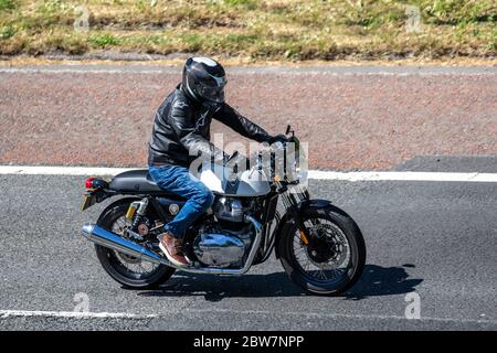 Royal Enfield Continental Twin 648 cc motociclo con motore raffreddato ad aria e olio ; motociclista; motociclisti; trasporto a due ruote, motocicli, veicolo, strade, moto, motociclisti che viaggiano sull'autostrada M6 Chorley, Regno Unito Foto Stock