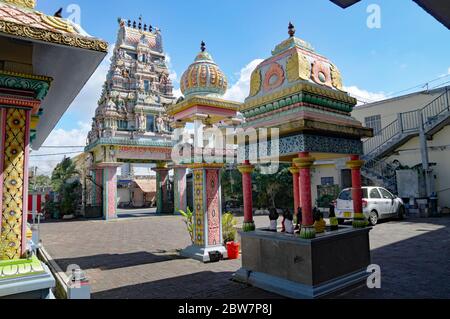 GOODLANDS/MAURITIUS - 15 AGOSTO 2018: Uno dei più bei templi indù di Mauritius - Siva Soopramaniar Kovile Bel-Air Riviere Siche Foto Stock