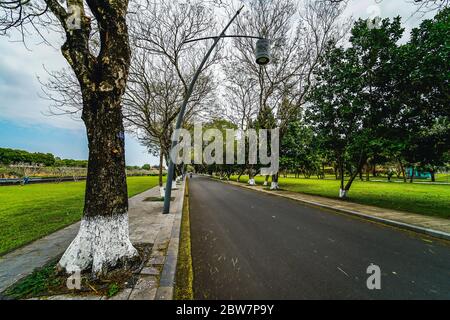 Vista fuori dalla Città Imperiale, la Città Imperiale con la Città Proibita Viola all'interno della Cittadella di Hue, Vietnam. Luogo tranquillo. Foto Stock