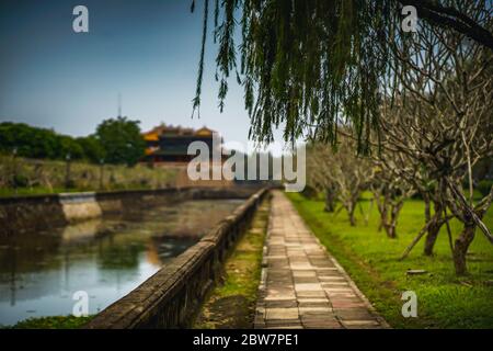 Vista fuori dalla Città Imperiale, la Città Imperiale con la Città Proibita Viola all'interno della Cittadella di Hue, Vietnam. Luogo tranquillo. Foto Stock