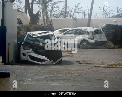 Molte automobili sono state completamente distrutte dal grande uragano Irma sull'isola caraibica di St Maarten nel settembre 2017 Foto Stock