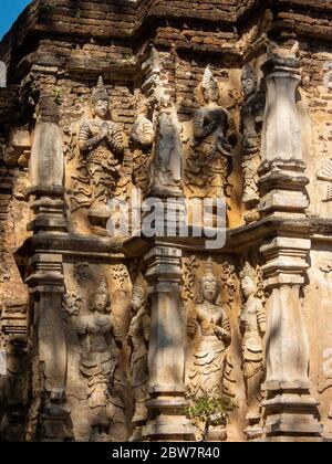 Antichi motivi stucco, Wat Chet Yot tempio, B.E. 1998 Re Bhumibol Adulyadej il 9° Re della dinastia Mangrai costruito in laterite decorato con st Foto Stock