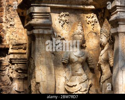 Antichi motivi stucco, Wat Chet Yot tempio, B.E. 1998 Re Bhumibol Adulyadej il 9° Re della dinastia Mangrai costruito in laterite decorato con st Foto Stock