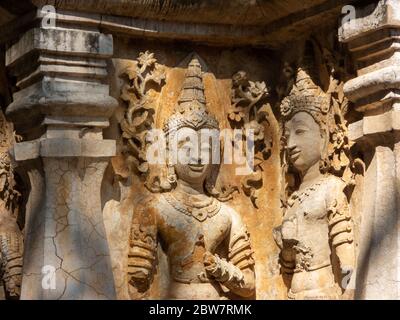 Antichi motivi stucco, Wat Chet Yot tempio, B.E. 1998 Re Bhumibol Adulyadej il 9° Re della dinastia Mangrai costruito in laterite decorato con st Foto Stock