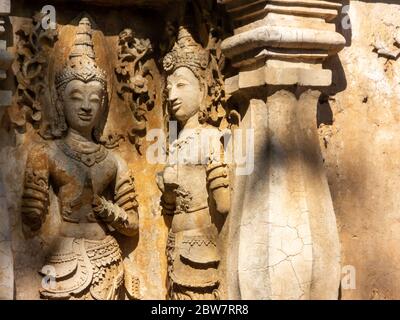 Antichi motivi stucco, Wat Chet Yot tempio, B.E. 1998 Re Bhumibol Adulyadej il 9° Re della dinastia Mangrai costruito in laterite decorato con st Foto Stock