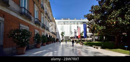 MADRID, SPAGNA - 12 APRILE 2019: Il gruppo di persone di fronte al Museo Thyssen-Bornemisza, punto di riferimento della città e attrazione culturale Foto Stock