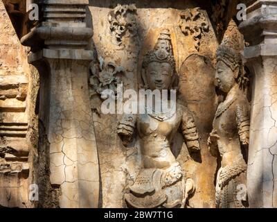 Antichi motivi stucco, Wat Chet Yot tempio, B.E. 1998 Re Bhumibol Adulyadej il 9° Re della dinastia Mangrai costruito in laterite decorato con st Foto Stock