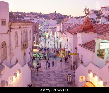 Rua pedonale 5 de Outubro al tramonto, Città Vecchia, Albufeira, Regione dell'Algarve, Portogallo Foto Stock