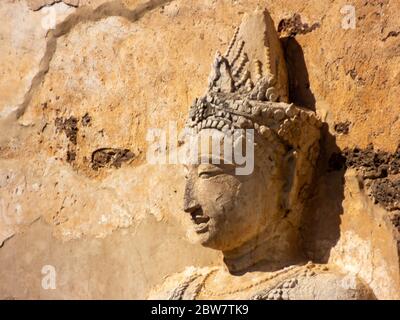 Antichi motivi stucco, Wat Chet Yot tempio, B.E. 1998 Re Bhumibol Adulyadej il 9° Re della dinastia Mangrai costruito in laterite decorato con st Foto Stock