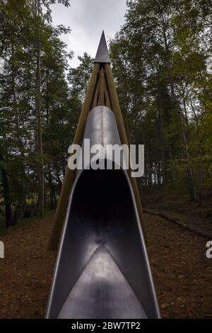 Scivolo per bambini in un parco giochi vicino al centro visitatori, Abbotsford, Melrose, Scottish Borders, Scozia, Regno Unito Foto Stock